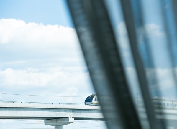 Vistas al Skytrain desde la ventana de un hotel del aeropuerto