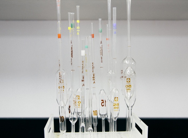 Du matériel de chimie en verre est rangé dans un râtelier dans un laboratoire de CBN