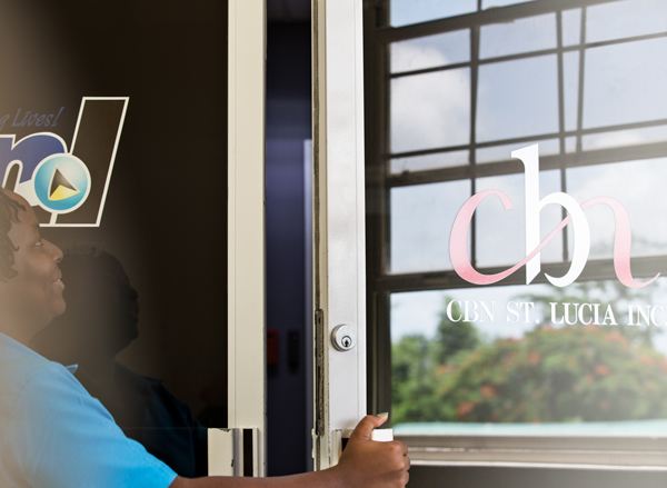 Hombre abre la puerta del centro de CBN de St. Lucia