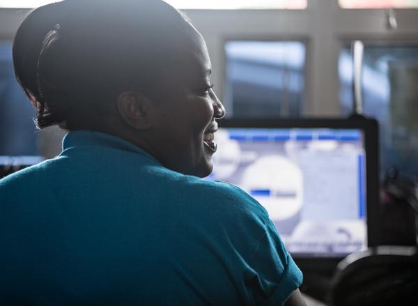 Perfil de una empleada sonriente en CBN St. Lucia