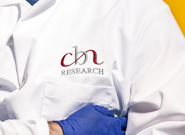 Une partie de l’uniforme de laboratoire des employés CBN avec une broderie “CBN Research”.